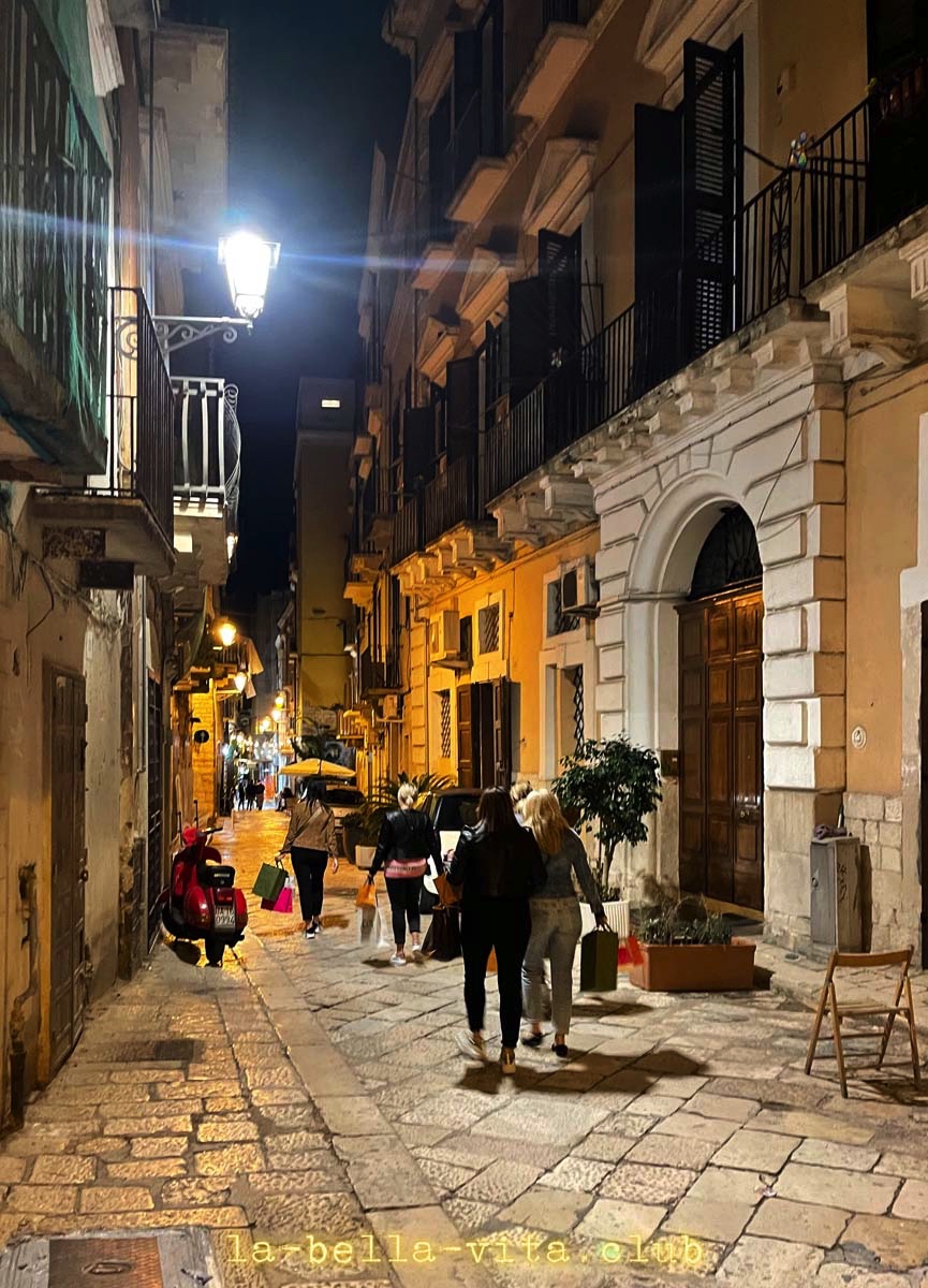 bari by night: street scene in old town, Italienreise
