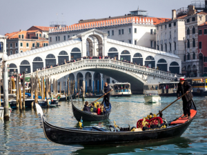 Wie sieht die Rialtobrücke in Venedig aus?