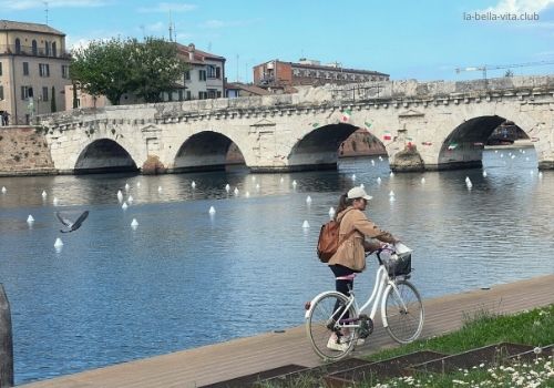 Wie sieht die Rialtobrücke in Venedig aus?