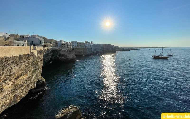 Polignano a mare in Apulien bei Sonnenuntergang: wunderschoen