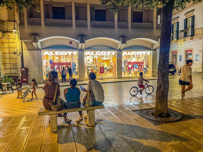Martina Franca, Apulien, Italien, bei Nacht, weisse Stadt