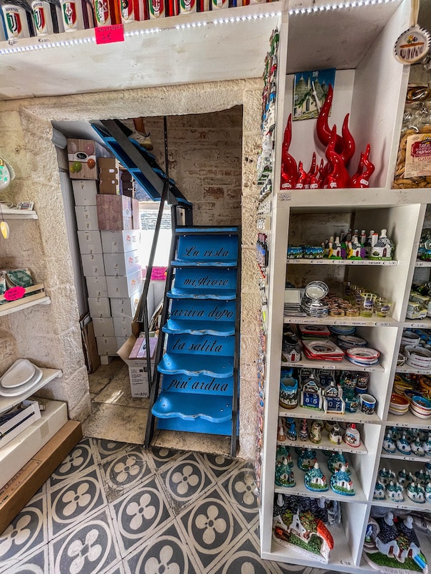 Alberobello, na Apúlia, em Itália, no verão, com trulli