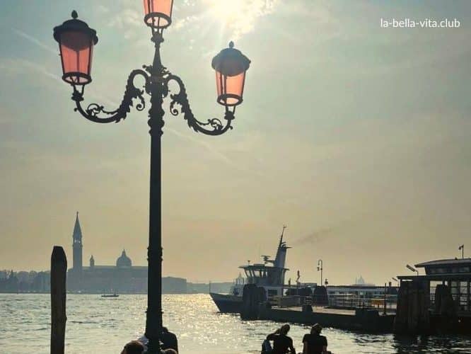 Romantischer Feierabend in Venedig: Sonnenuntergang an der Lagune