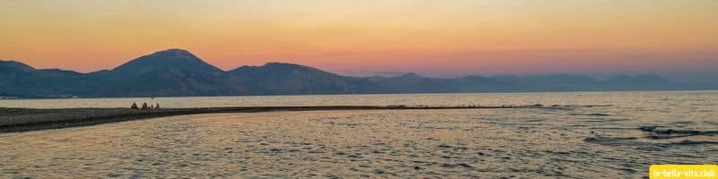 Tramonto in riva al mare nel sud Italia
