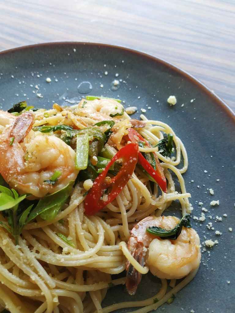 shrimp pasta served on gray plate, pasta italy