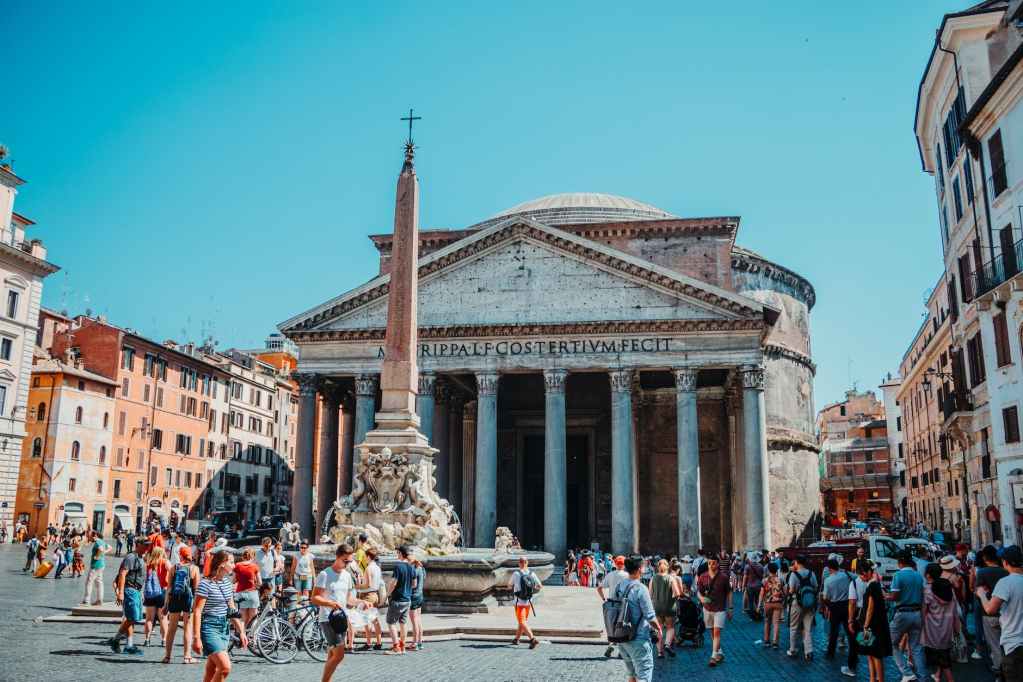 foto av människor som går framför det romerska templet Pantheon i Rom, Italien