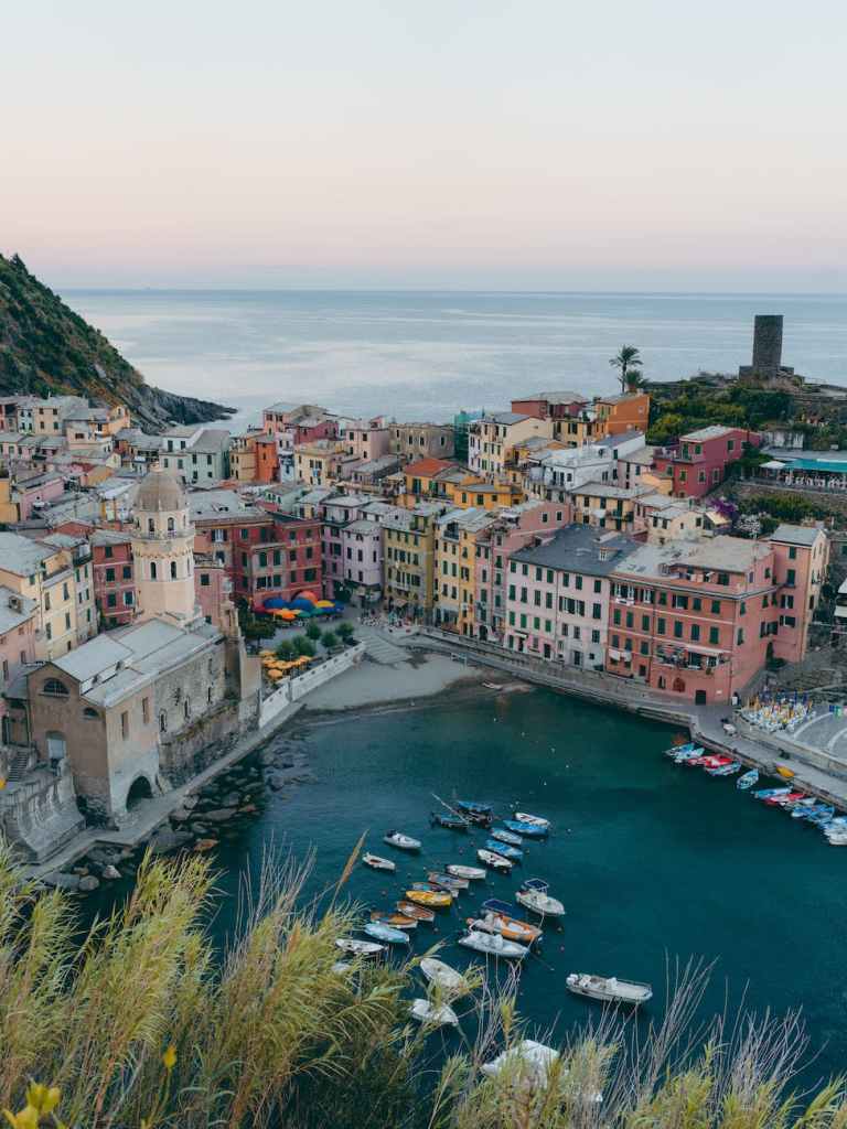 zdjęcia lotnicze budynków w pobliżu morza, najpopularniejsze miasta Włochy