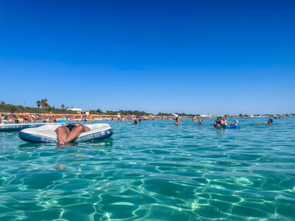 Porto Cesareo na Apúlia em Itália Praia Mar Sol verão