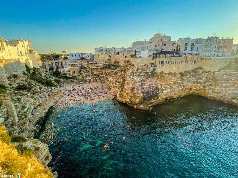 Un tramonto spettacolare nella baia di Polignano a Mare