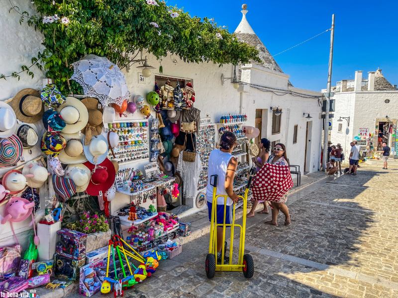 Alberobello in Apulië, Italië - de trulli, de typische stenen huizen, panorama, foto Kayser