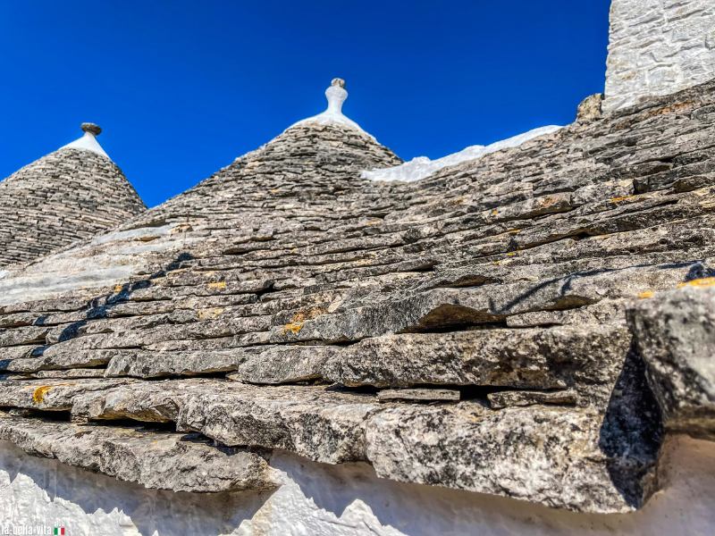 Alberobello na Apúlia, Itália - os trulli, as casas de pedra típicas, panorama, foto Kayser
