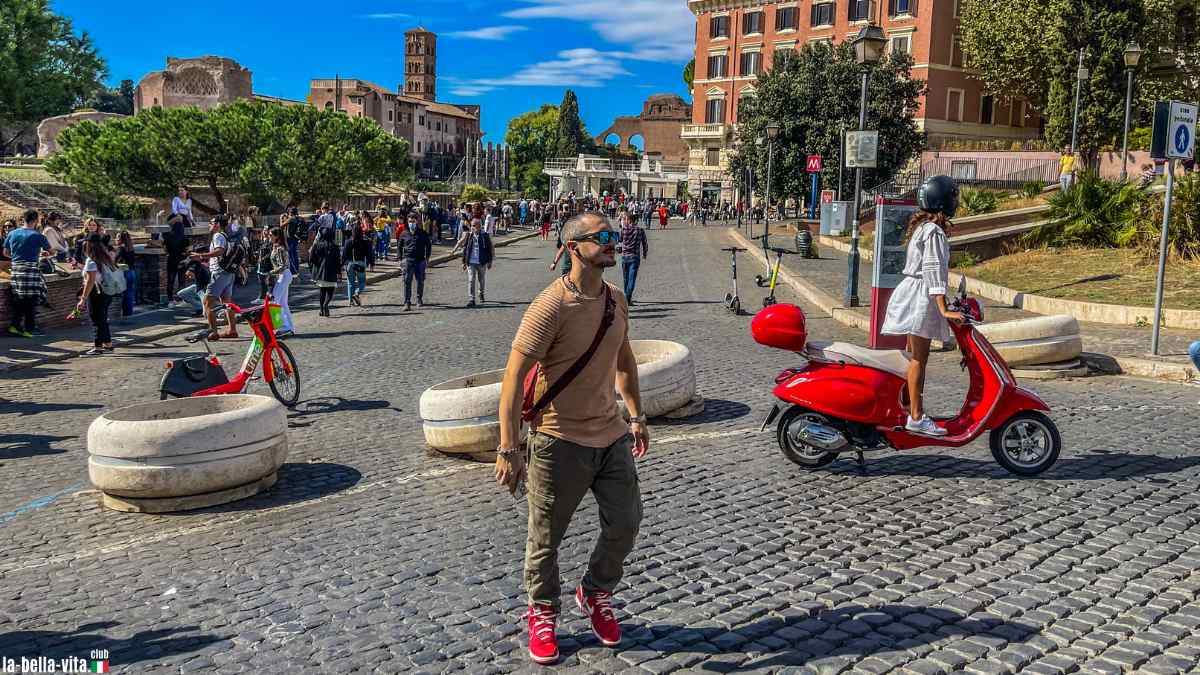 Vespa w Rzymie przy Koloseum