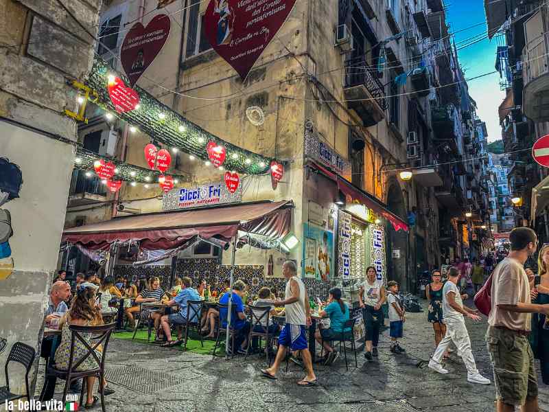 Пиццерия в Неаполе в историческом центре города