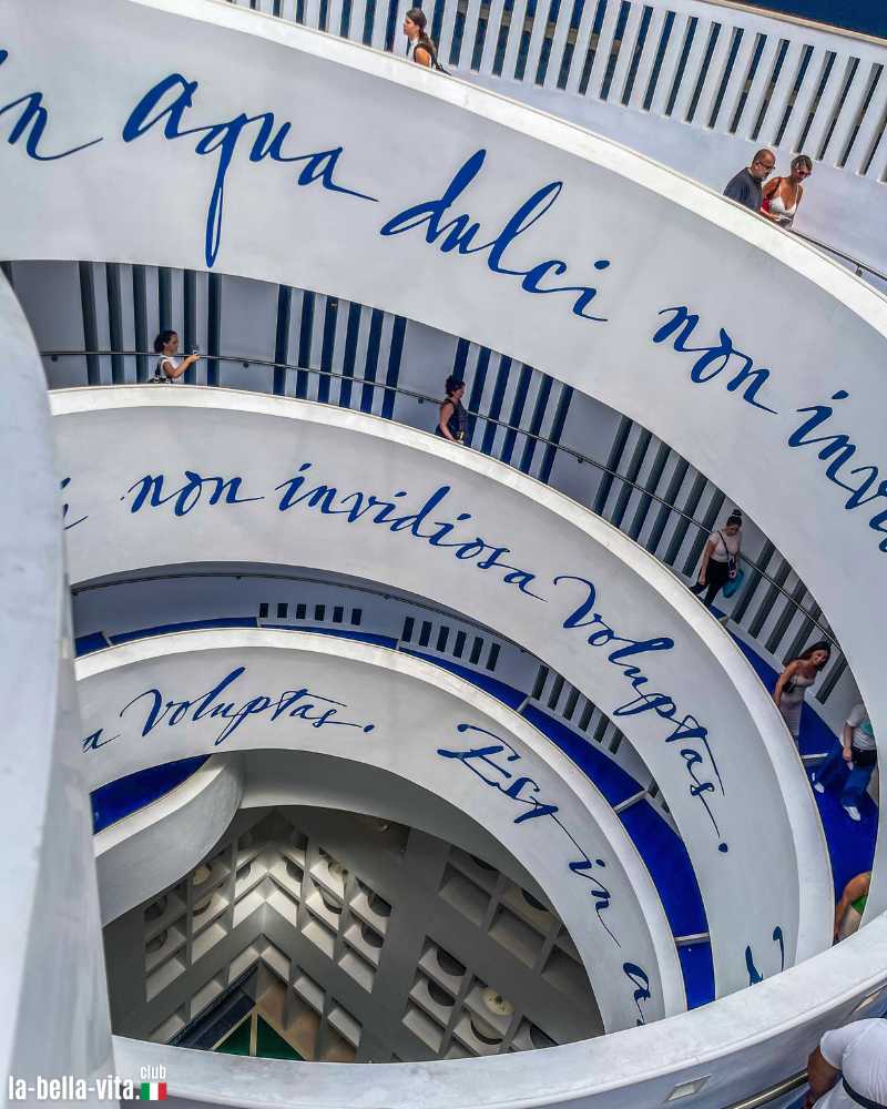 Stazione della metropolitana di Chiaia a Napoli