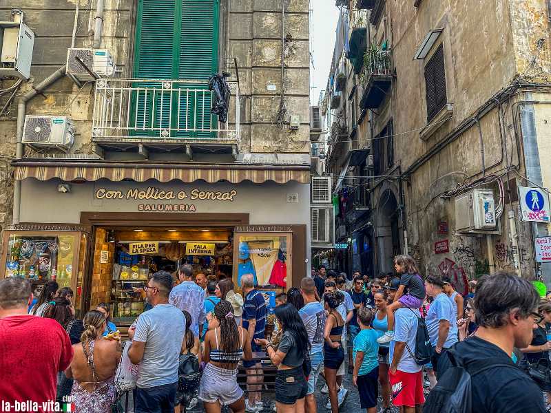 con mollica o senza, Via Pignasecca, napoli - la fila è lunghissima