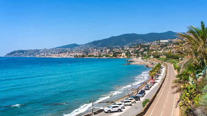 意大利利古里亚大区 Sanremo 镇和 Riviera dei Fiori 自行车道全景