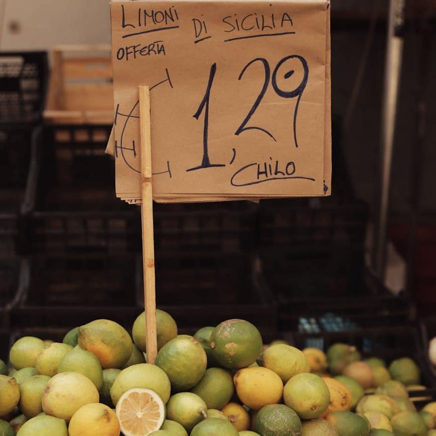 当地市场上的西西里酸橙