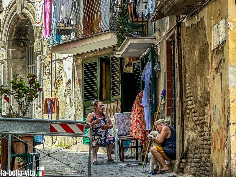 Eine typische Straßenszene in der Altstadt von Neapel