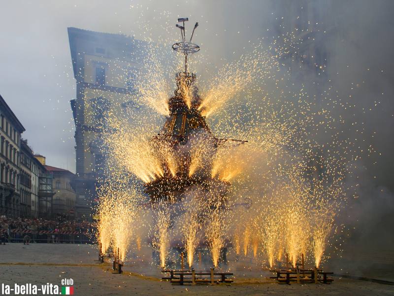 Der Sxxx, der explodierende Karren ist an Ostern in Florenz Tradition