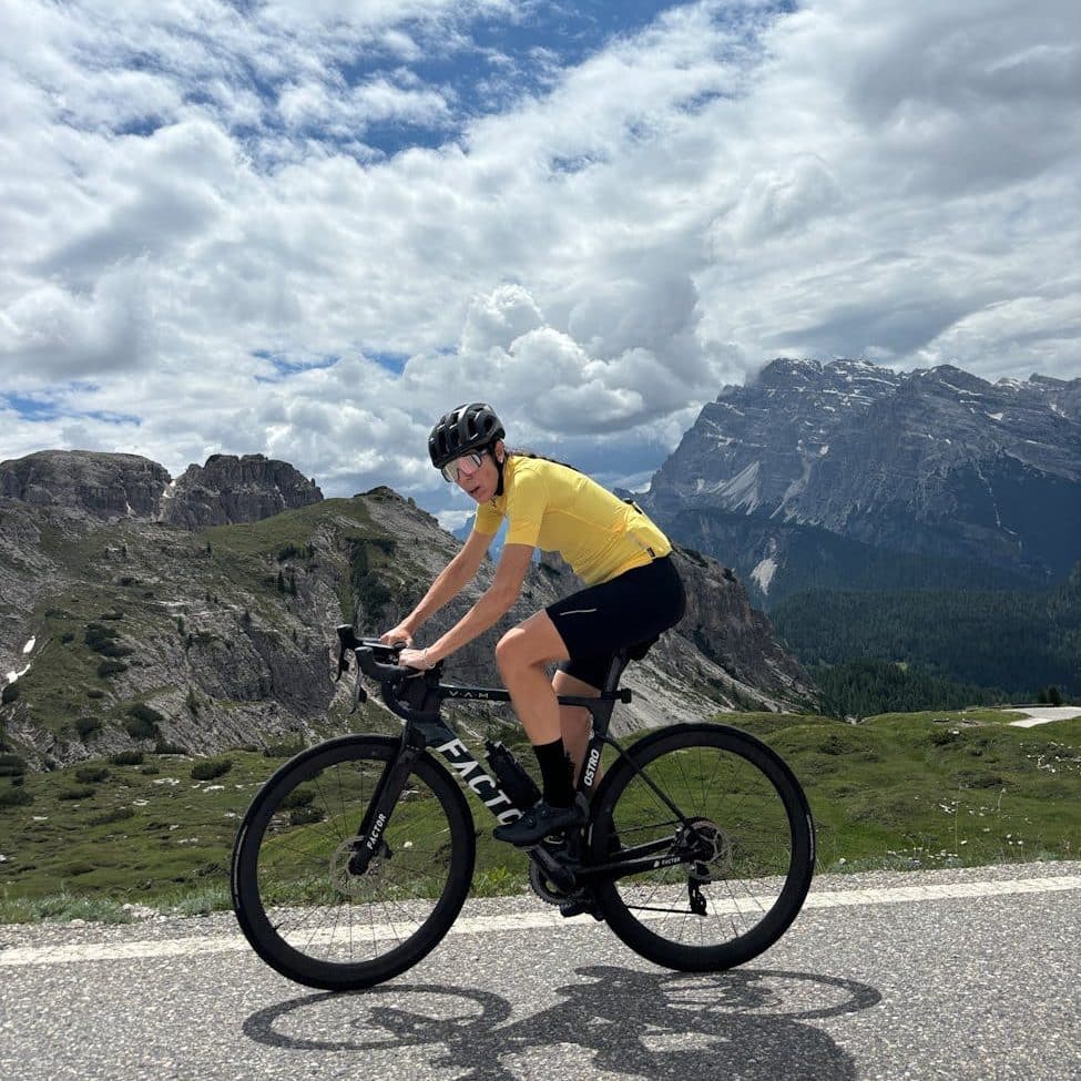 Ciclista a pedalar pelas paisagens das Dolomitas italianas