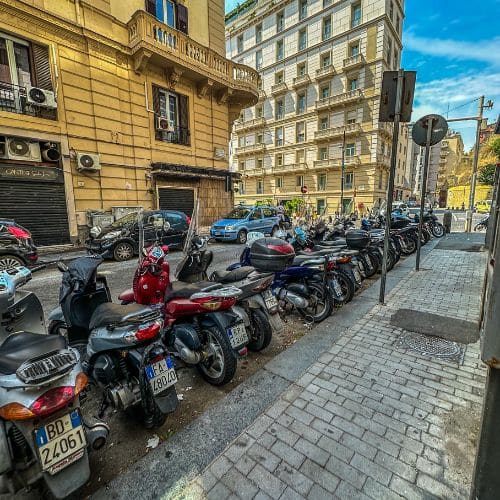 Eine Roller-Reihe in Florenz in der Toskana in Italien