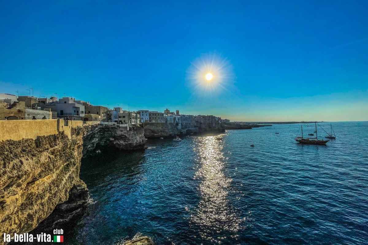 Polignano a Mare in Puglia: tramonto sul mare