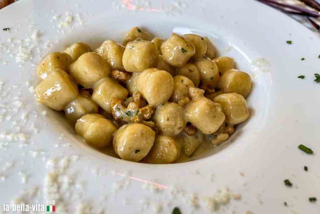Gnocchi com gorgonzola e nozes, comido em Verona no outono