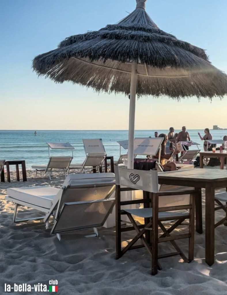 Neste glamoroso lido de Porto Cesareo, na Apúlia, duas espreguiçadeiras custam uns bons 100 euros por dia