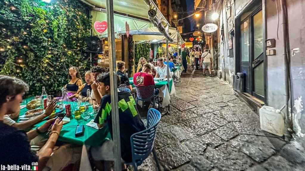 Un ristorante nel centro storico di Napoli in Italia