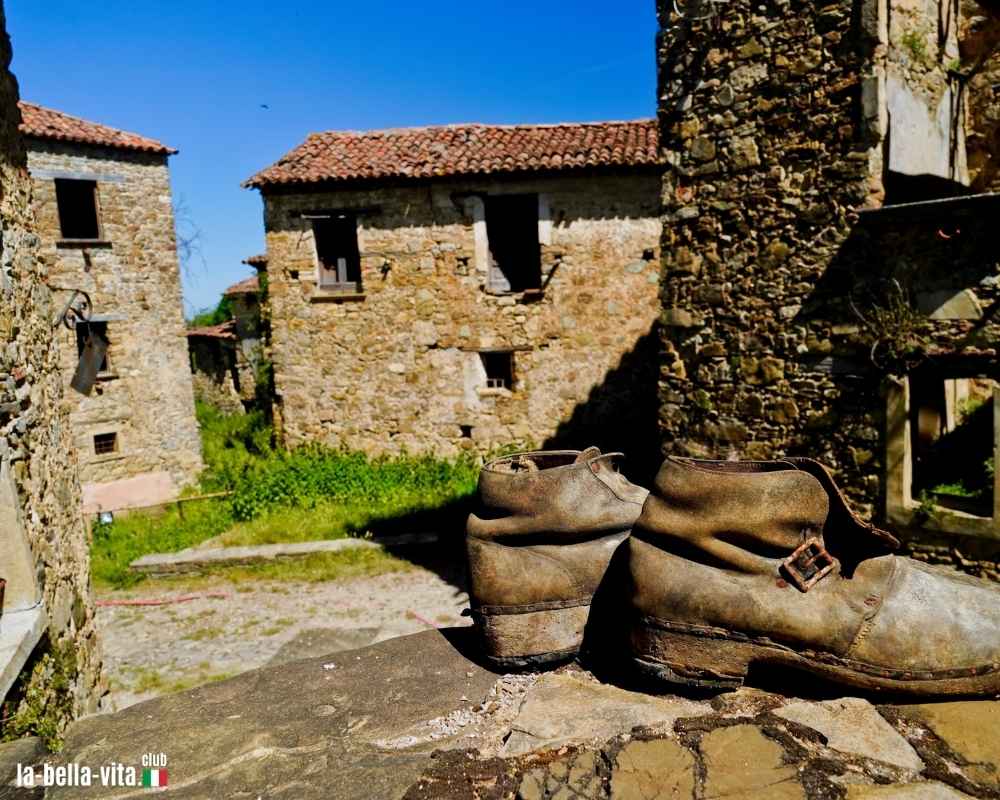 Ein paar alte Lederschuhe vor verlassener Kulisse in Roscigno Vecchio