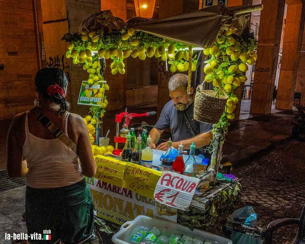 A fresh lemonade in Naples