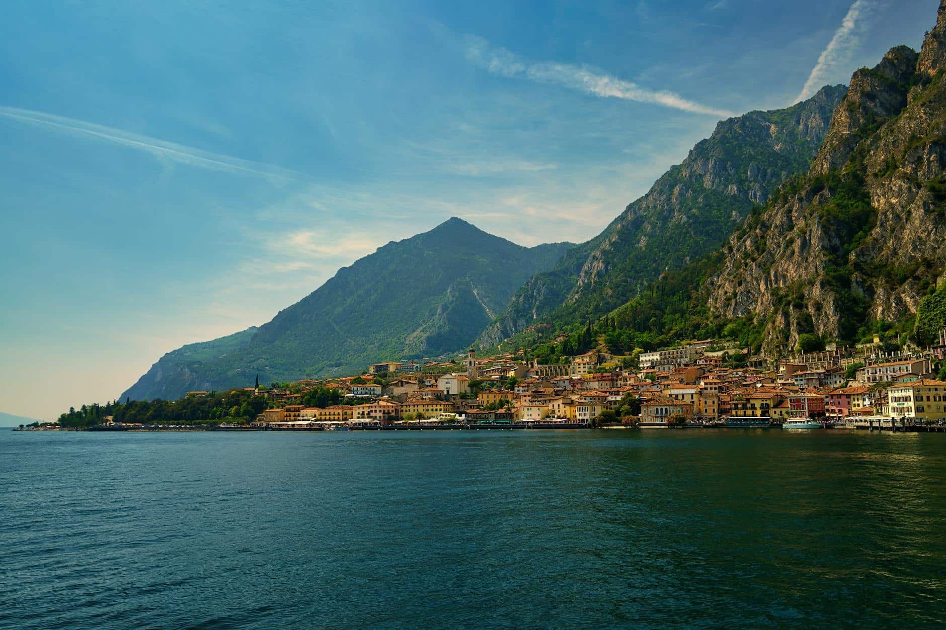 gebouwen aan het water van limone sul garda italië