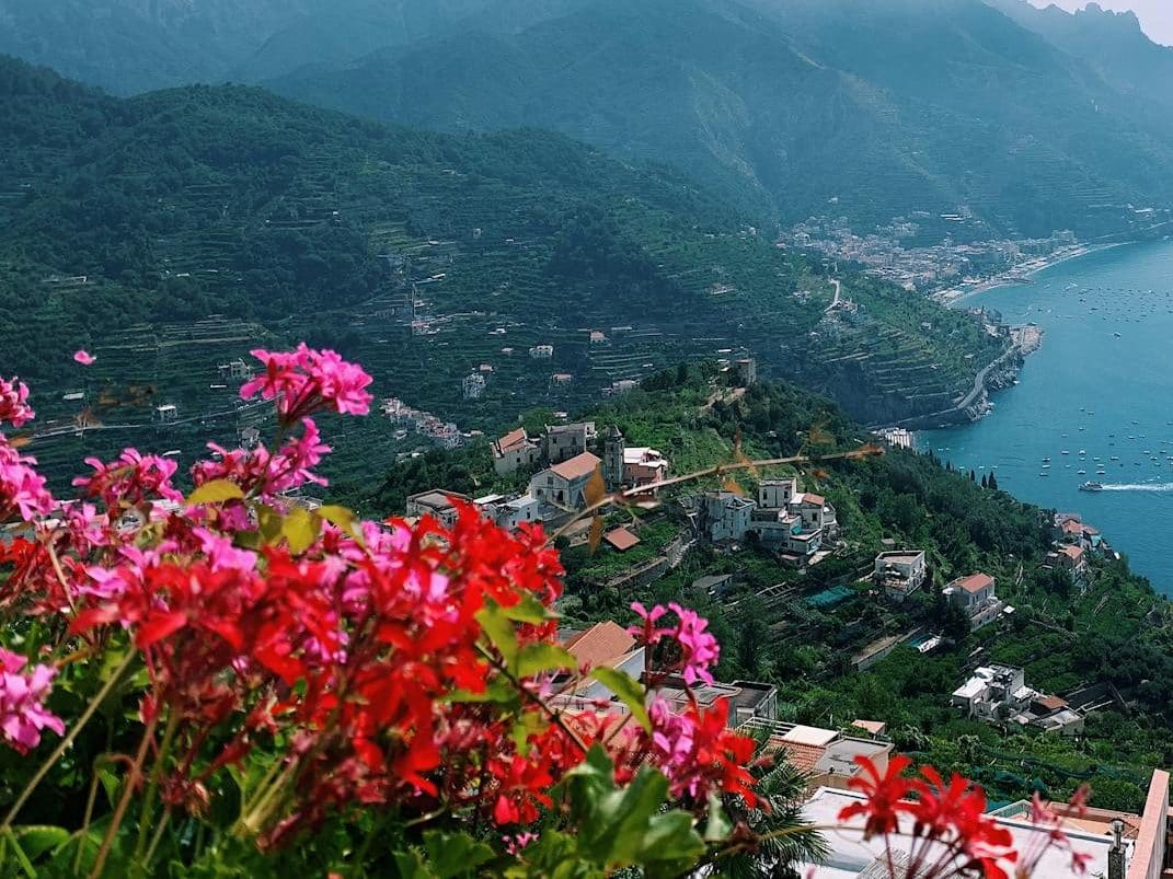 schilderachtige foto van kust overdag