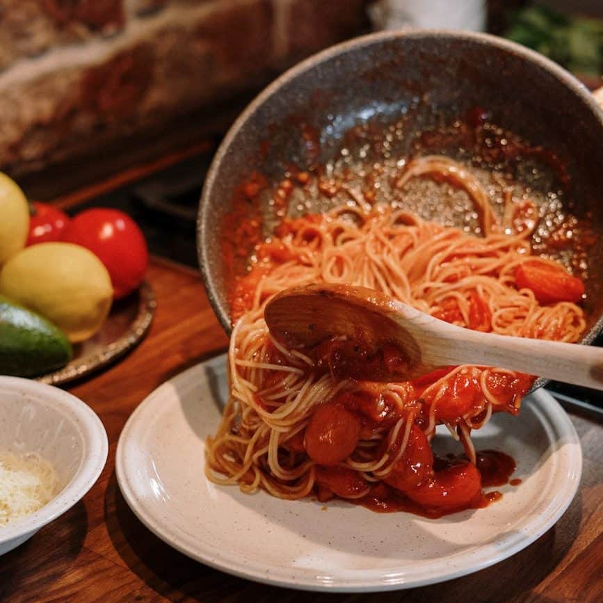 Der Klassiker: Spaghetti mit Tomatensoße aus der Pfanne.