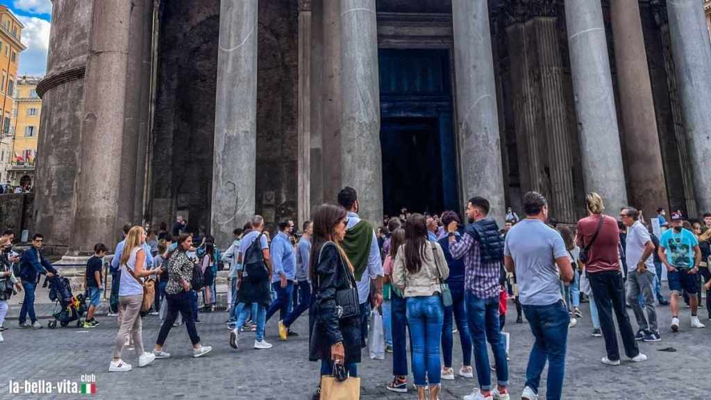 Människor framför Pantheon i Rom