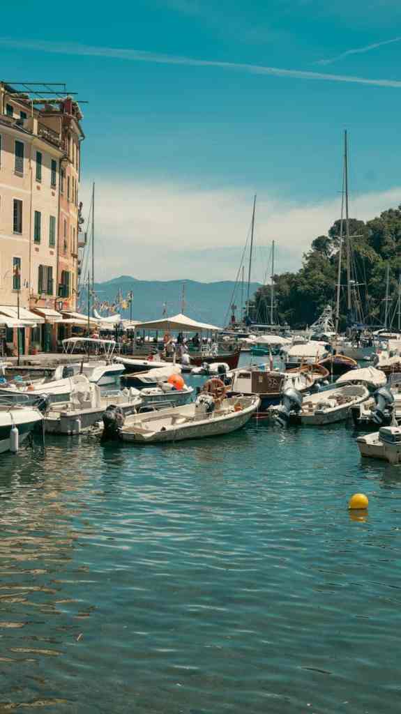 charmig hamn i portofino med båtar i ligurien
