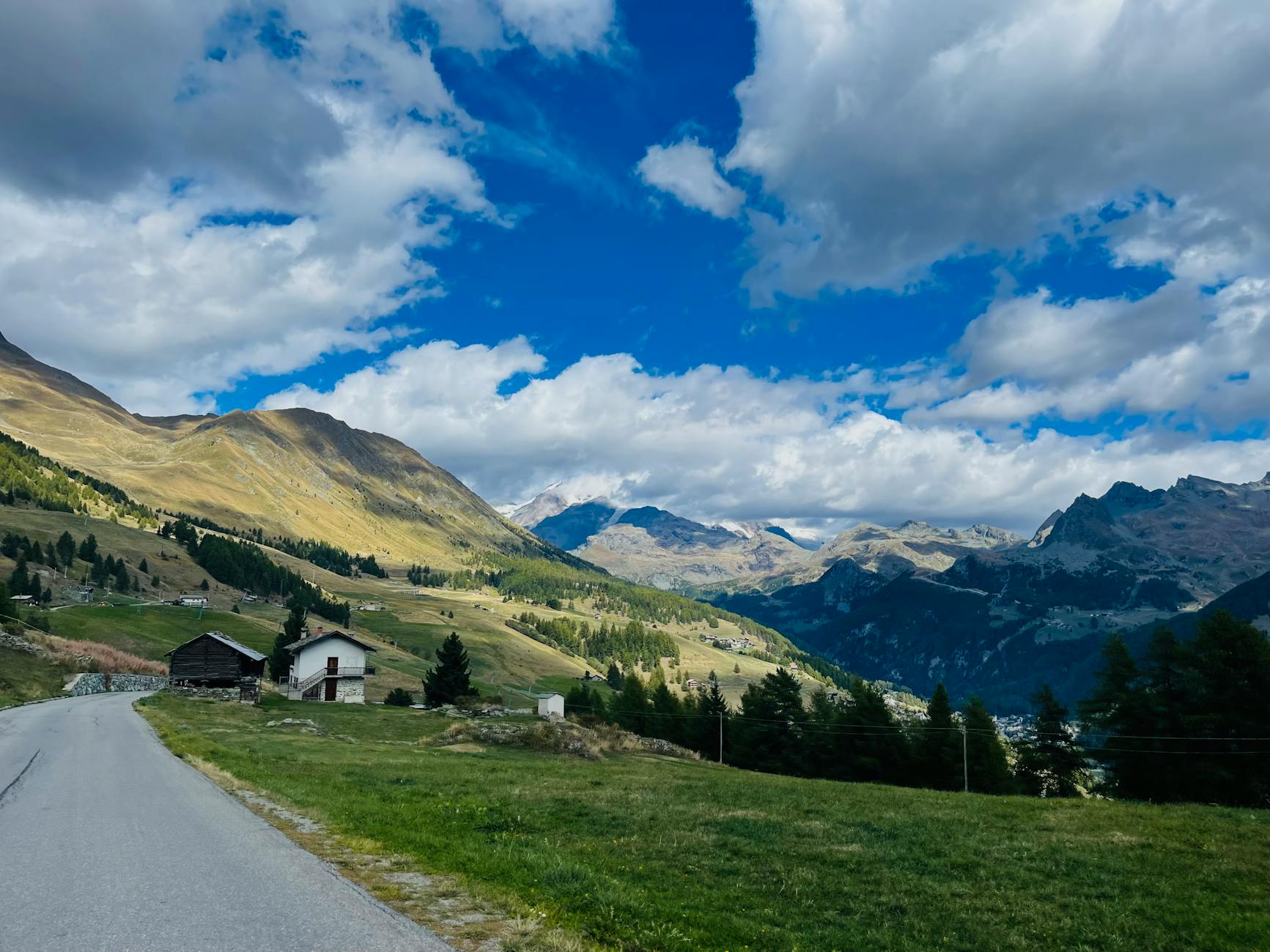 Bjerge mod overskyet himmel