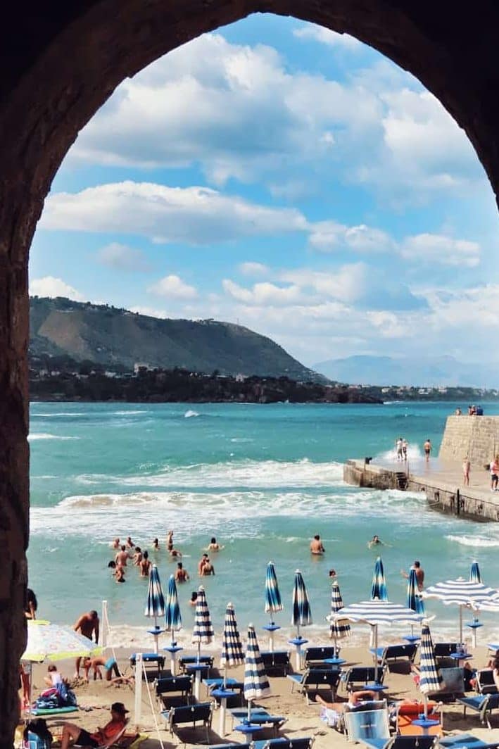 i̇talya'nin cefalu kenti̇nde sahi̇lde i̇nsanlar