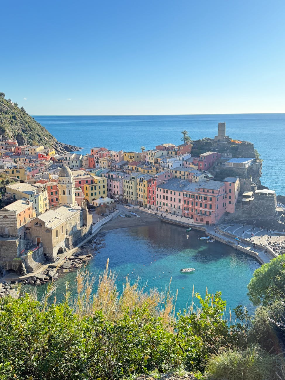 ci̇nque terre i̇talya'daki̇ vernazza'nin havadan görünümü