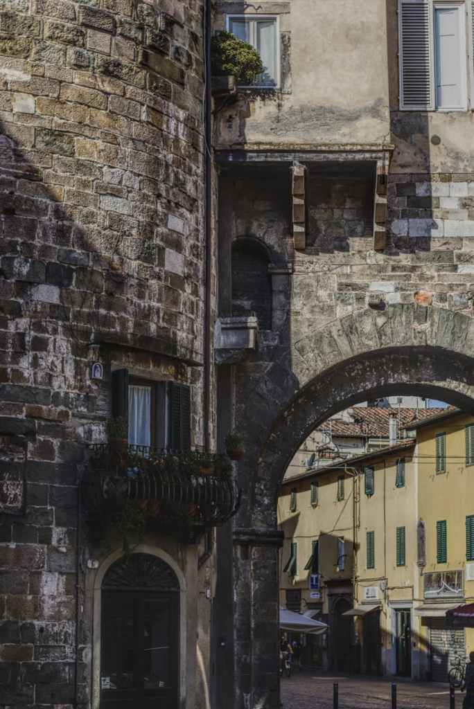 charmante alleyway in lucca tuscany
