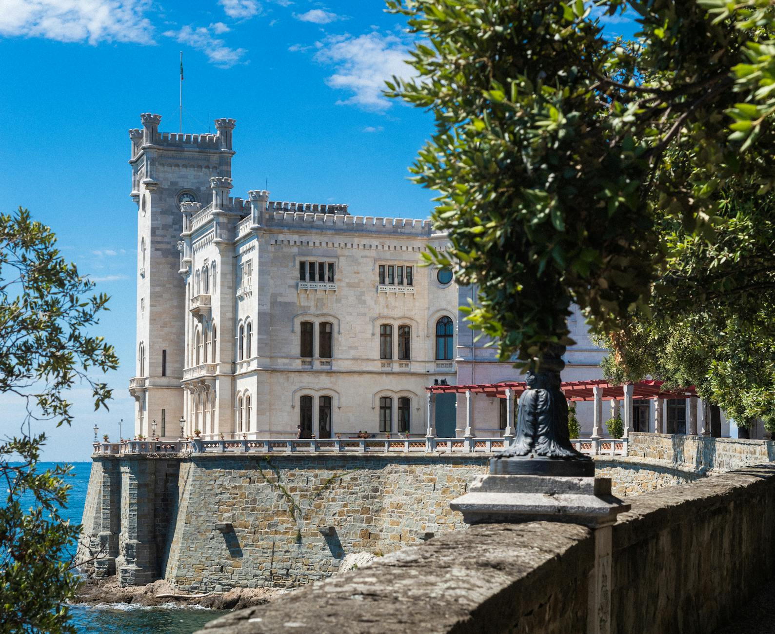 antik byggnad på havsklippa