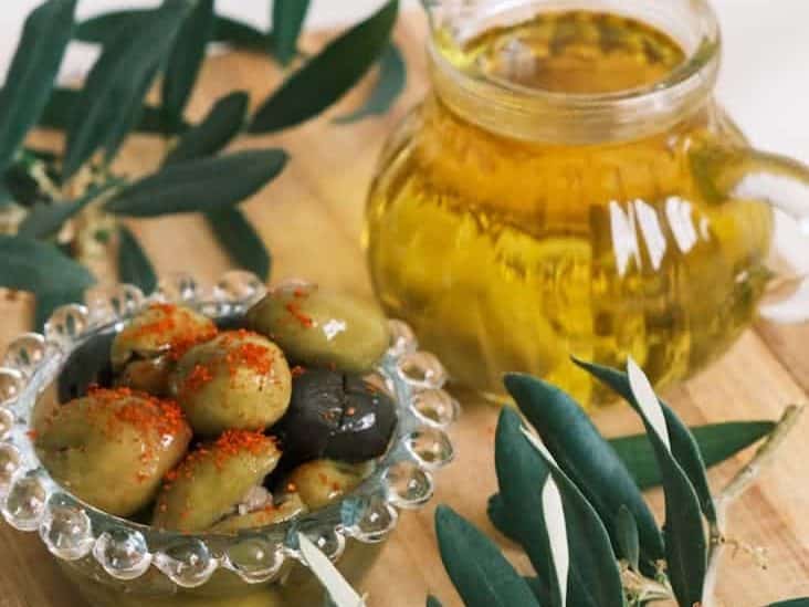 木托盘上的橄榄和橄榄