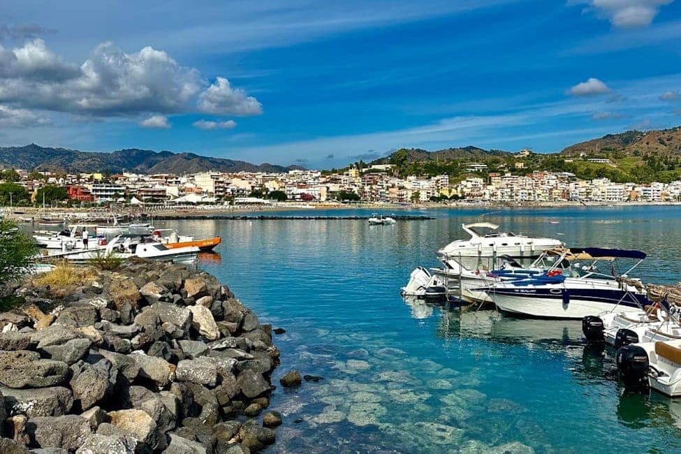 naturskøn udsigt over havnen i riposto italien