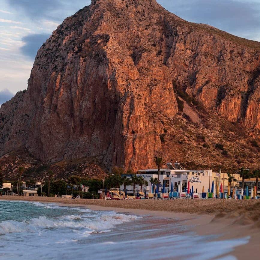 spiaggia vicino alla formazione rocciosa marrone