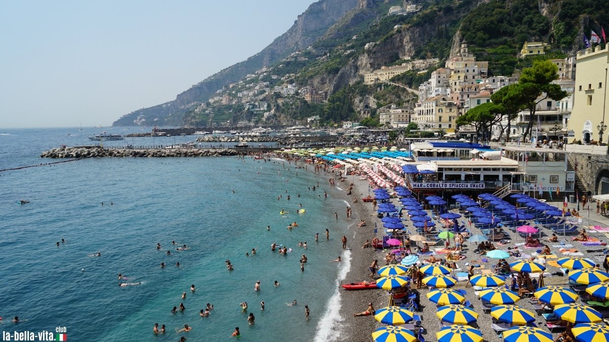 Amalfikust, Campanië, Amalfi, strand, parasols, ligstoelen