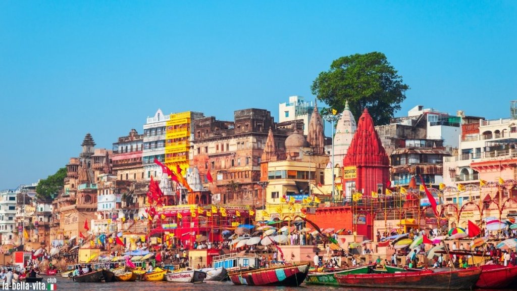 Barcas de colores y el río Ganges