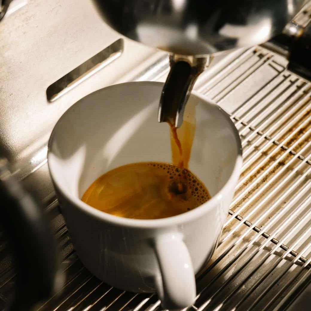 close-up van koffie inschenken in kopje