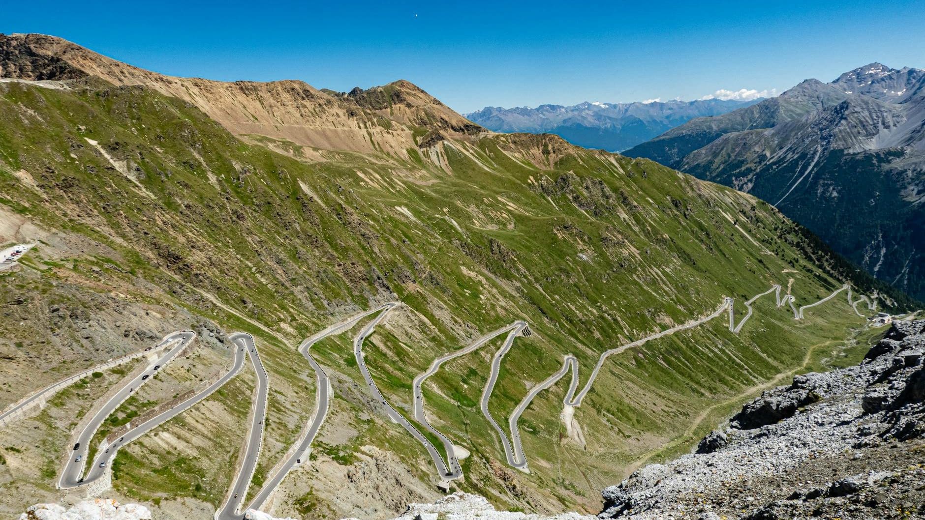 vista panoramica della strada di montagna del passo dello stelvio