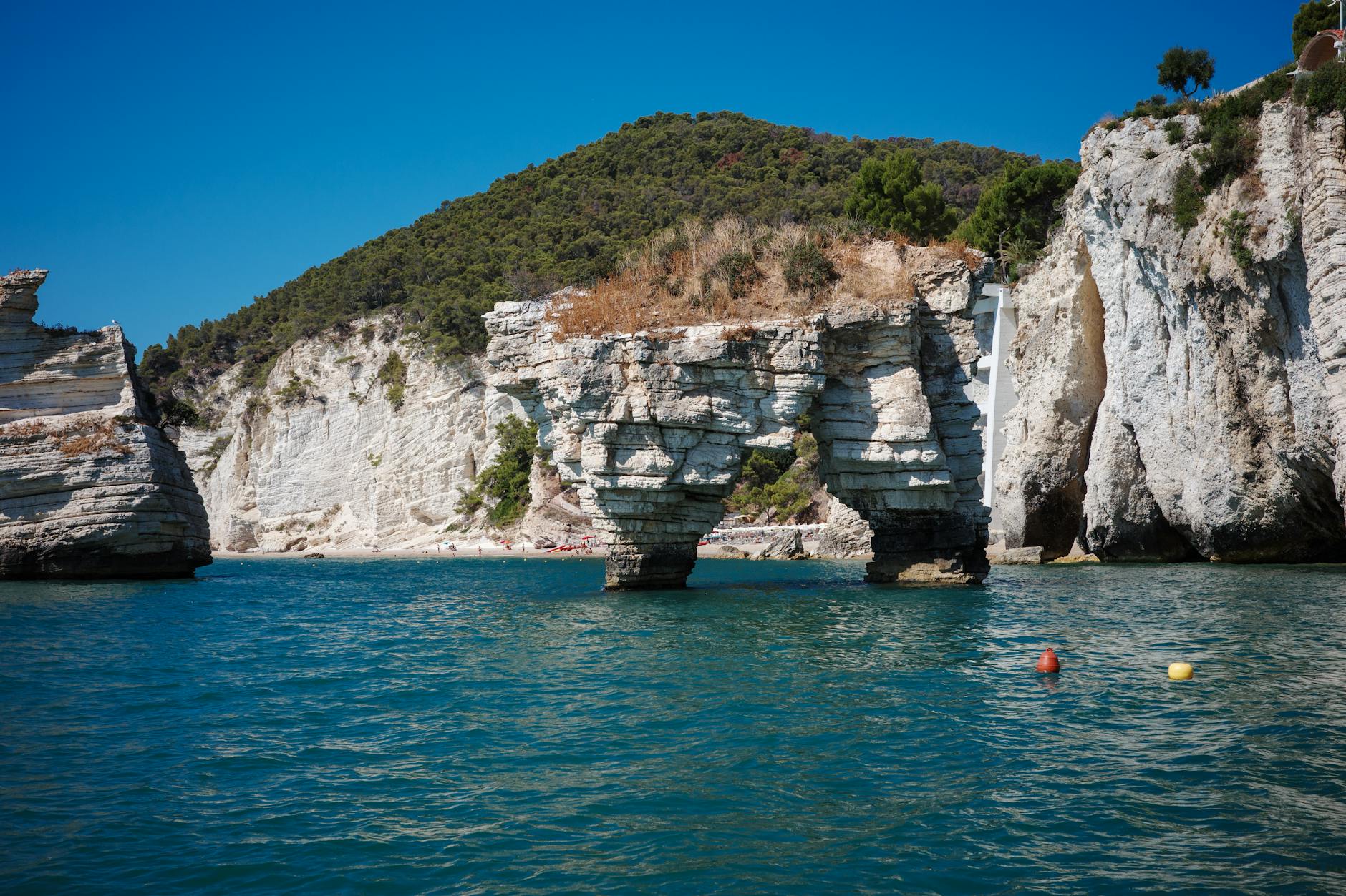 le meravigliose scogliere calcaree di baia delle zagare