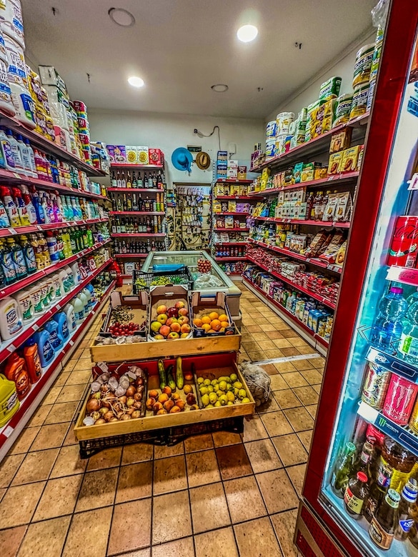 L'assortimento di un tipico negozio di quartiere a Napoli